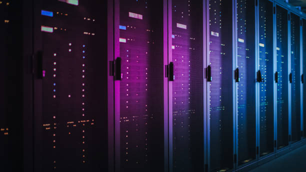 여러 행의 완전 한 운영 서버 랙을 갖춘 다크 데이터 센터의 샷. 현대 통신, 클라우드 컴퓨팅, 인공 지능, 데이터베이스, 슈퍼 컴퓨터. 핑크 네온 빛입니다. - virtualization network server cloud computing downloading 뉴스 사진 이미지