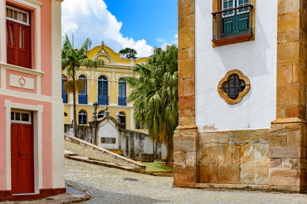 istock Old cobblestone street with colonial style buildings 1141228551