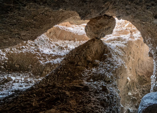 un estrecho cañón de ranura curvado en giros y se convierte en la suave roca del abanico aluvial, sidewinder canyon, parque nacional del valle de la muerte, california - mojave rattlesnake fotografías e imágenes de stock