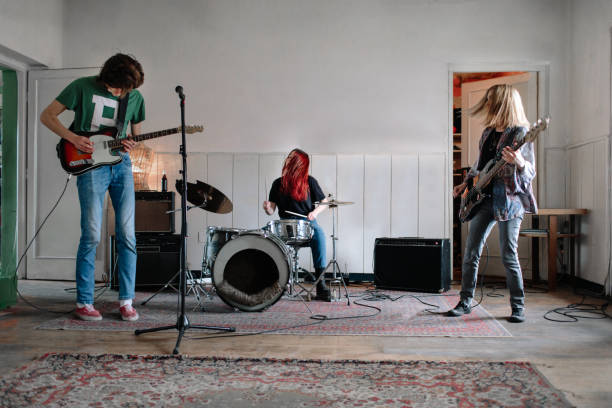 banda de música de generación z en el ensayo - rock bass fotografías e imágenes de stock