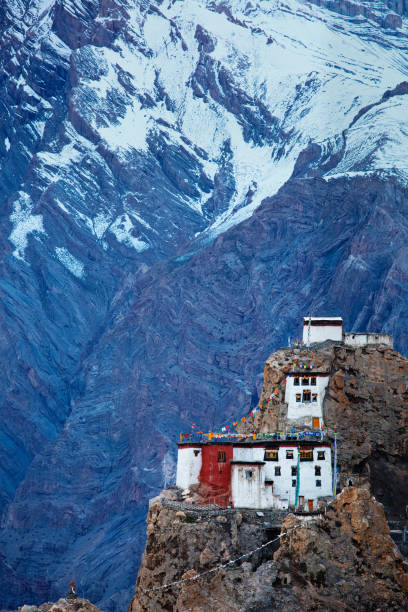 дханкар гомпа в гималаях, индия - gompa стоковые фото и изображения