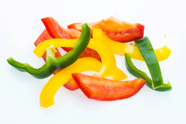 白の背景にピーマンのスライス - bell pepper green pepper fruit ストックフォトと画像