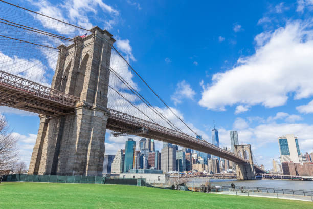 puente de brooklyn con el centro de manhattan y cityscape en un día soleado con cielo azul claro nueva york ee.uu. - new york city brooklyn new york state bridge fotografías e imágenes de stock