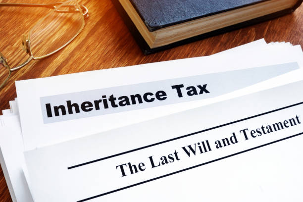 erbschaftsteuer und letzter wille auf dem schreibtisch. - inheritance tax stock-fotos und bilder