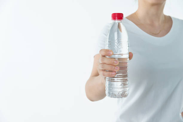 kvinna hand håller flaska vatten - water bottle cap bildbanksfoton och bilder