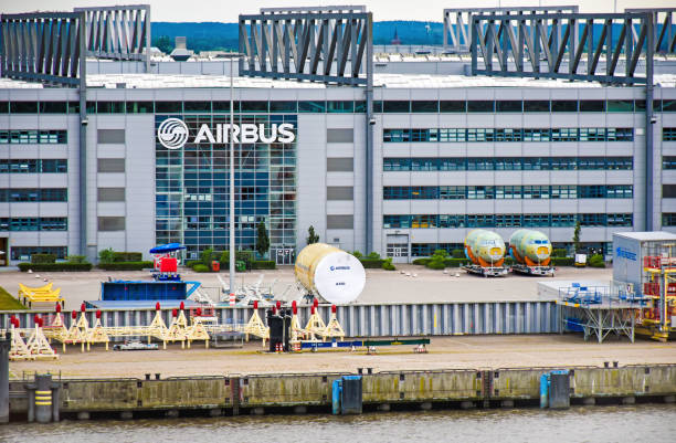 vue extérieure de l’usine airbus à hambourg-finkenwerder (allemagne) - airbus photos et images de collection