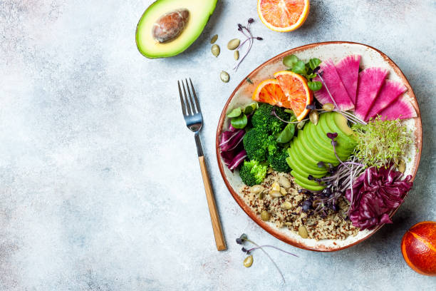 vegano, detox tazón de buda con quinoa, micro greens, aguacate, naranja sangre, brócoli, rábano de sandía, brotes de semilla de alfalfa. vista superior, lay plano, copiar espacio - vegetarian food freshness raw pink fotografías e imágenes de stock