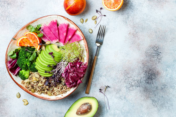 vegano, detox tazón de buda con quinoa, micro greens, aguacate, naranja sangre, brócoli, rábano de sandía, brotes de semilla de alfalfa. vista superior, lay plano, copiar espacio - vegetarian food freshness raw pink fotografías e imágenes de stock