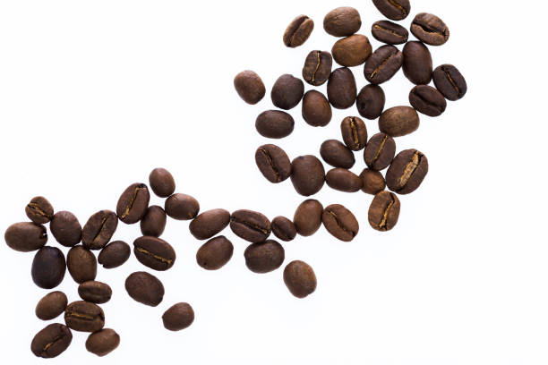 grains de café sur le fond blanc - coffee granules photos et images de collection