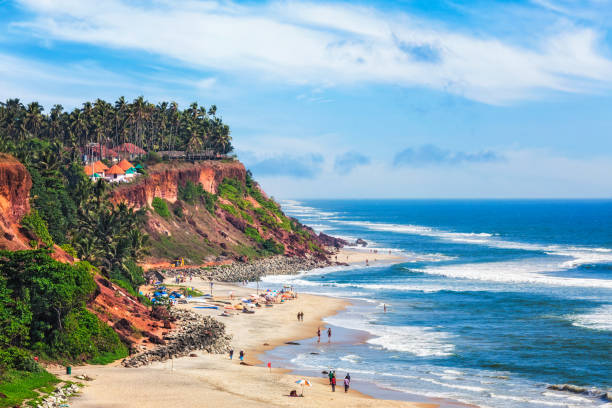 la playa de varkala, kerala, india - kerala fotografías e imágenes de stock