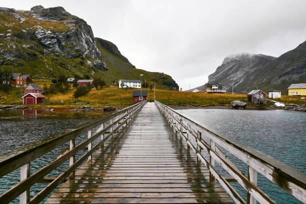 le pont en bois mène à un petit village éloigné vinstad sur les îles lofoten en norvège. - 24241 photos et images de collection