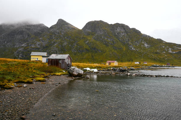 hermoso pueblo de pescadores con cabañas de madera en la costa en las islas lofoten en noruega - 24190 fotografías e imágenes de stock