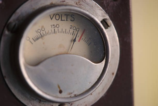 indicador de discagem de uma fonte de alimentação elétrica do vintage - gauge radio meter retro revival - fotografias e filmes do acervo