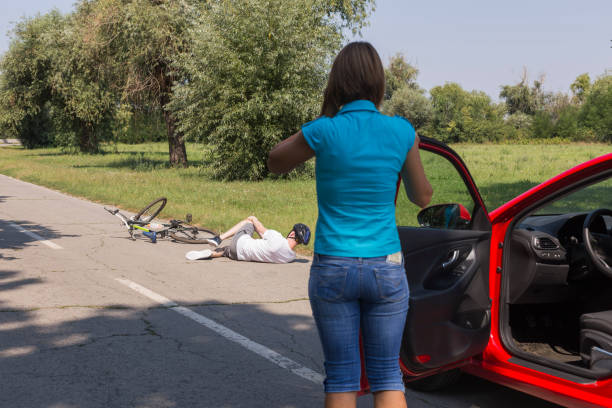 pidiendo ayuda después del accidente automovilístico - freedom on the phone urgency telephone fotografías e imágenes de stock