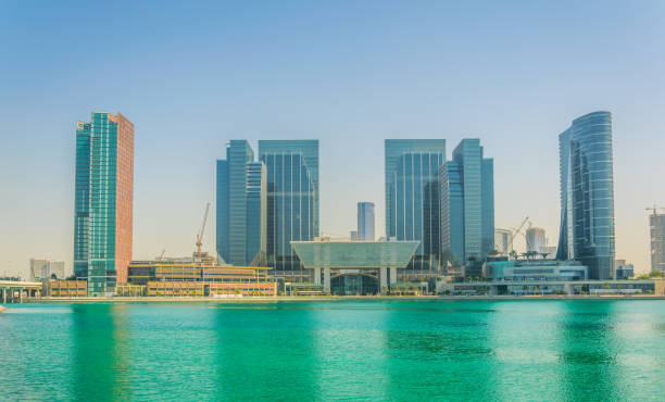wyspa al maryah w abu zabi jest zdominowana przez kilka wieżowców zawierających hotel four seasons lub centrum handlowe galleria. - abu dhabi united arab emirates town square contemporary zdjęcia i obrazy z banku zdjęć