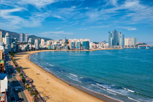 la playa de gwangalli en busan, corea del sur - korea beach fotografías e imágenes de stock