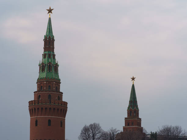 red moscow kremlin towers at the overcast day - perestroika imagens e fotografias de stock