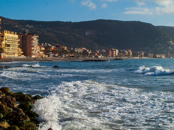 die riviera di ponente pietra ligure und ihr meer - ponente stock-fotos und bilder