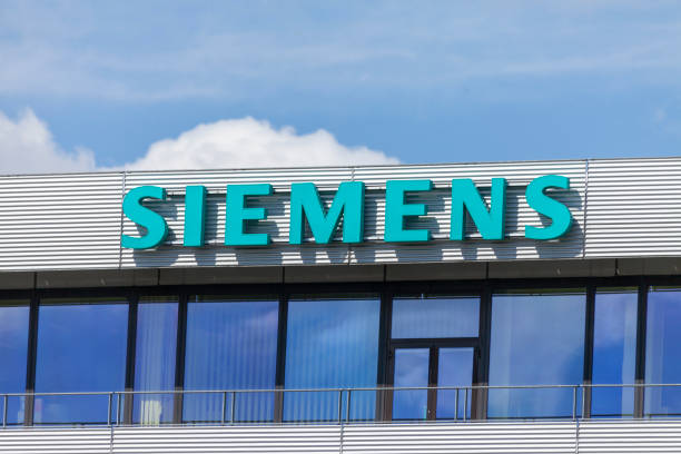 siemens logo on an office building in nuernberg. - letter n fotos imagens e fotografias de stock