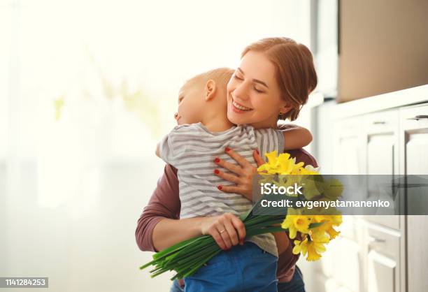 Foto de Feliz Dia Das Mães Criança Filho Dá Florespara Mãe No Feriado e mais fotos de stock de Mãe