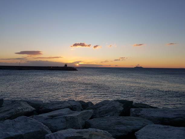 bellissimo tramonto sull'isola corsa con bellissimi colori all'orizzonte - islande foto e immagini stock