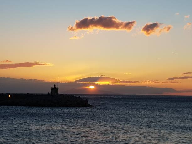 bellissimo tramonto sull'isola corsa con bellissimi colori all'orizzonte - islande foto e immagini stock