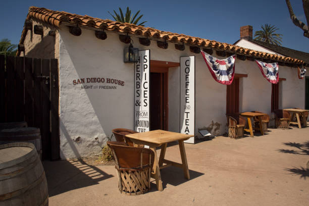 специи и кафе с глинобитной экстерьером - house san diego california old town architecture стоковые фото и изображения