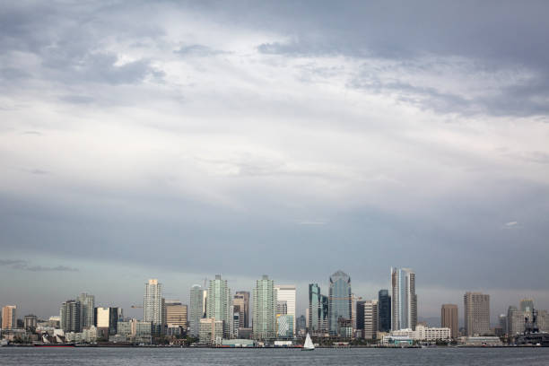 vista panorâmico da skyline de san diego - san diego california skyline san diego bay panoramic - fotografias e filmes do acervo