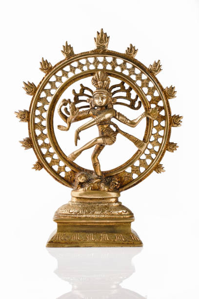 statua di shiva nataraja - signore della danza isolato - shiva hindu god statue dancing foto e immagini stock