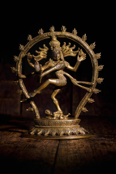 statua di shiva nataraja - signore della danza - shiva hindu god statue dancing foto e immagini stock