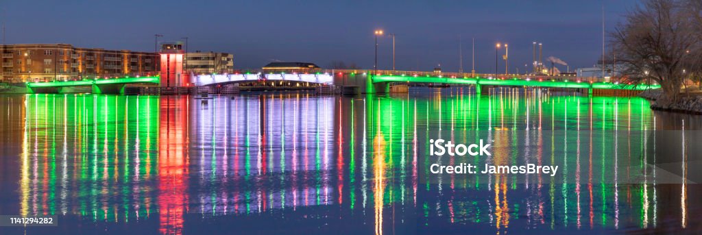 Schöne Reflexe der beleuchteten Brücke schlängeln sich über ruhiges Wasser. - Lizenzfrei Green Bay Stock-Foto