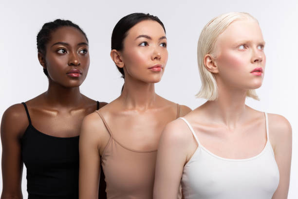 trois femmes avec la couleur différente de peau portant des camisoles - model3 photos et images de collection