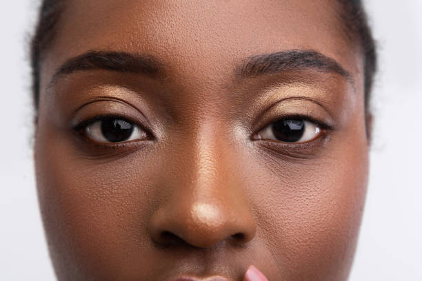 donkere huid jonge vrouw met mooie gouden oogschelpen - close up fotos stockfoto's en -beelden