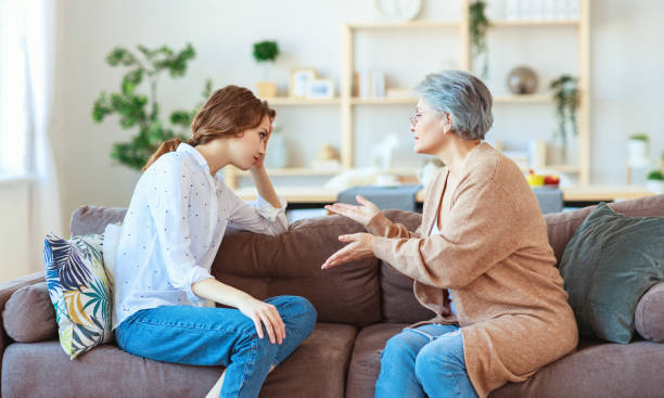 conflicto de la familia de dos generaciones, madre anciana y hija adulta - grandmother granddaughter senior adult teenager fotografías e imágenes de stock