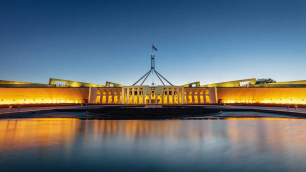 australisches parlament haus panorama canberra bei nacht - australian culture scenics australia panoramic stock-fotos und bilder