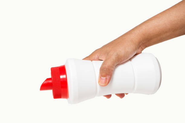 istock Female hands Pouring liquid laundry detergent into cap 1141309915