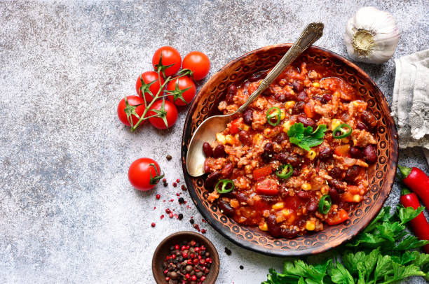 chili con carne-hackfleisch eintopf mit roter bohne und tomate - hot dish stock-fotos und bilder