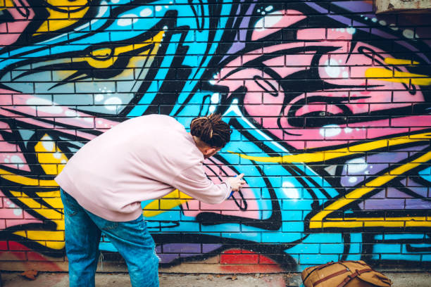 graffiti-künstler mit dreadlocks - spray paint fotos stock-fotos und bilder