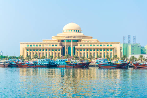 vista de la corte de sharjah en los eau. - sharia fotografías e imágenes de stock