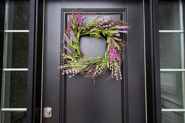 istock Black Front Door Spring Wreath Close Up 1141329924