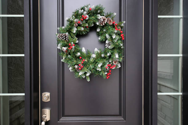 istock Black Front Door Green Christmas Wreath Close Up 1141331922