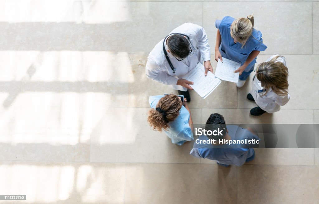 Gesundheitsfachleute während eines Treffens im Krankenhaus - Lizenzfrei Gesundheitswesen und Medizin Stock-Foto
