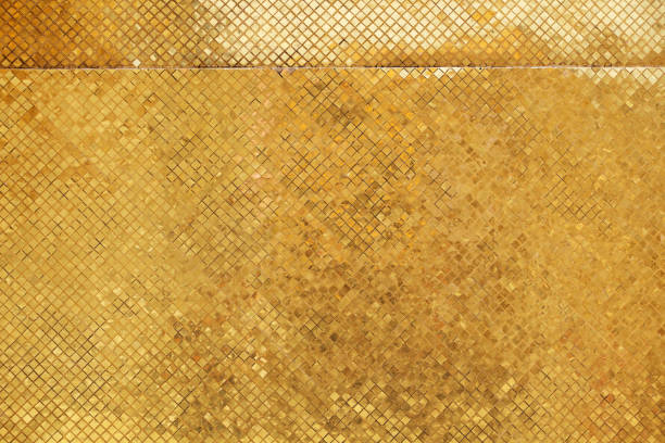 текстура тайской традиции золотой плитки стеклянная мозаичная стена - wat blue ancient old стоковые фото и изображения