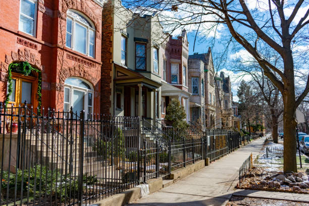 istock Row of Homes in Wicker Park Chicago 1141337297