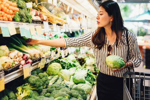 elegant female grocery shopping - vegetable market imagens e fotografias de stock