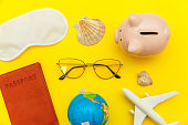 minimal-einfaches-flachhin-reise-reise-konzept-auf-gelb-bunten-trendigen-modernen-hintergrund.jpg?b=1&s=170x170&k=20&c=9KBZAh7sF3i42gGvtYz8UhqyaSLg3I-EMWODwm5eNIQ=