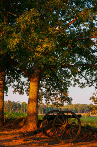 конфедеративная кэннон семинария закат - american civil war battle conflict gettysburg national military park стоковые фото и изображения