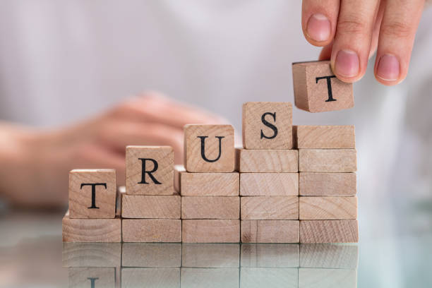 frau es hand platziert letztes alphabet des word trust - trust stock-fotos und bilder