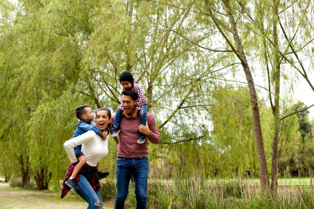 familia caminando por el campo en un día de primavera - escritura latina fotografías e imágenes de stock