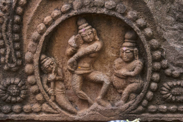 lord shiva dance sculpture. mahakuta temples, badami, karnataka. 6th or 7th century ce constructed by the early kings of the chalukya dynasty - shiva nataraja dancing indian culture imagens e fotografias de stock